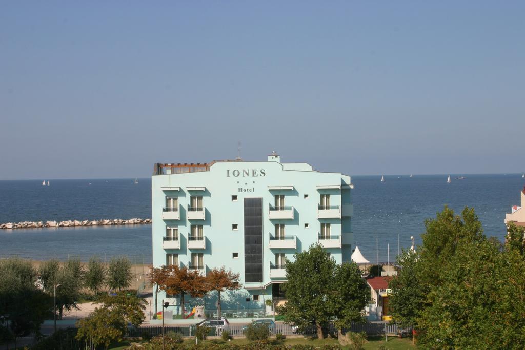 Hotel Iones リミニ エクステリア 写真